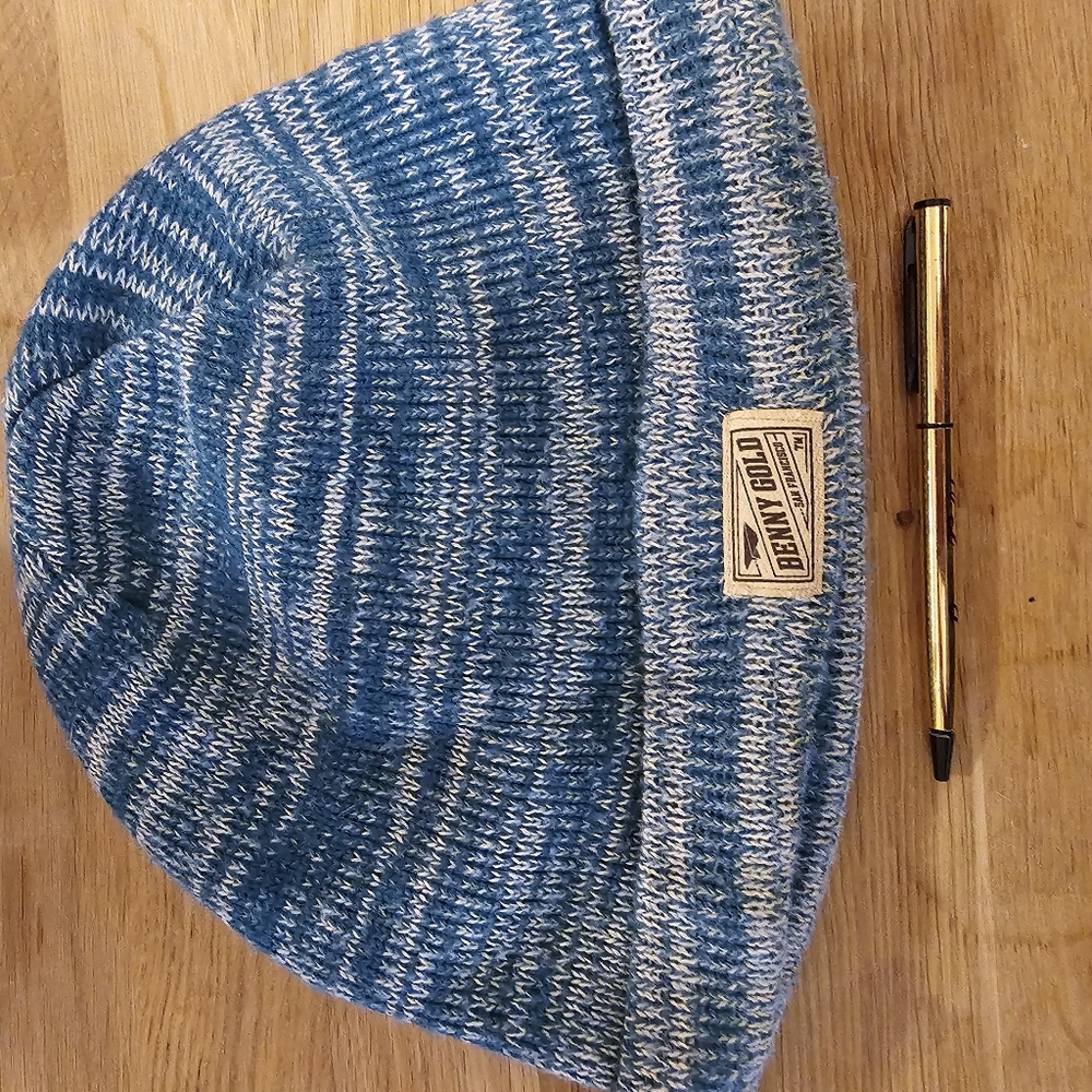 Benny Gold beanie plus pen